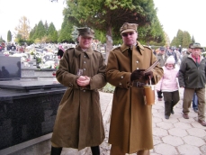 powiększ