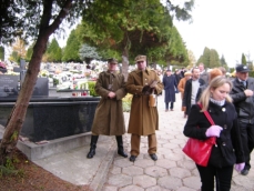 powiększ