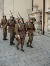 powiększ