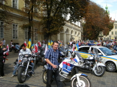 powiększ
