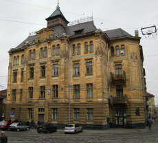 powiększ