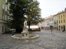 powiększ