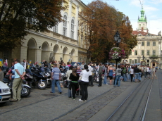 powiększ